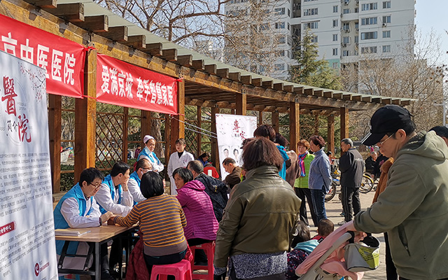 【学雷锋日】完美体育,（中国）网站首页举办“爱满京城，牵手智慧家医”志愿服务活动(图2)