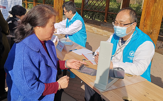 【学雷锋日】完美体育,（中国）网站首页举办“爱满京城，牵手智慧家医”志愿服务活动(图5)